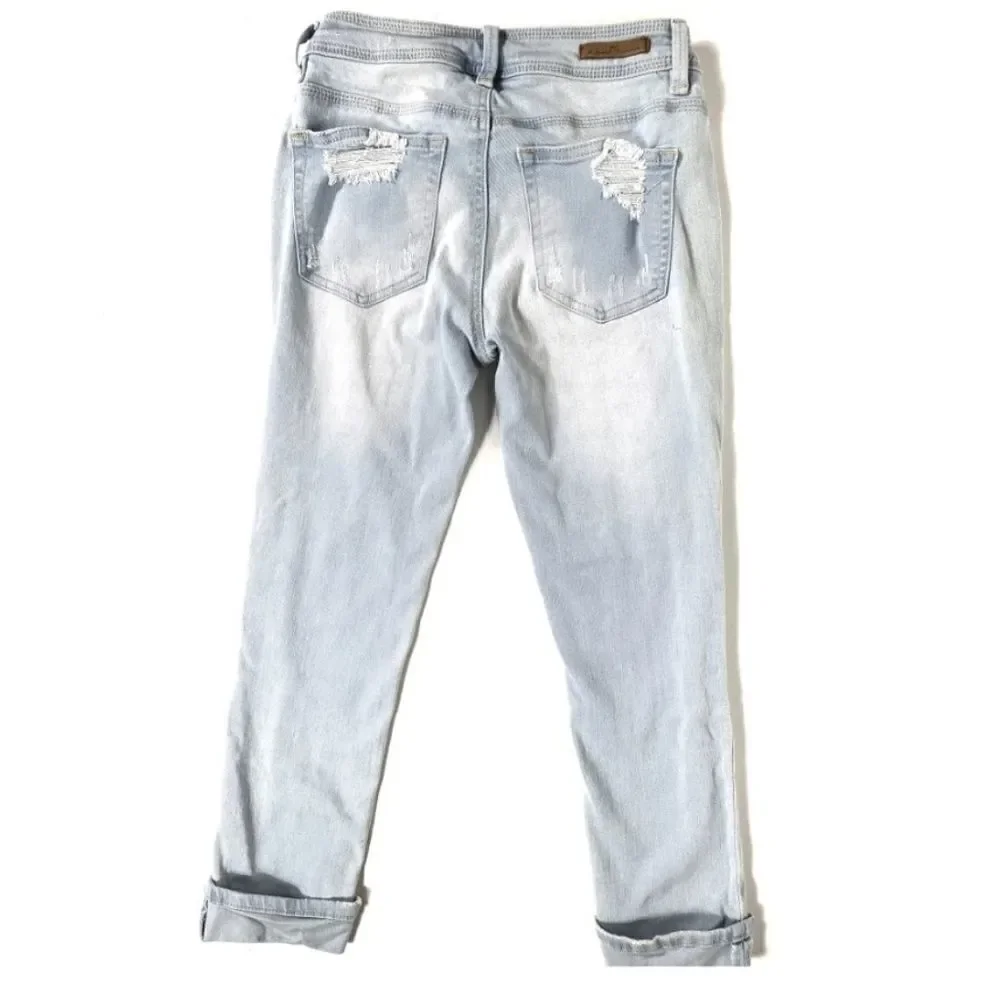 Almost Famous Mid Rise Capris - Picture 2 of 5